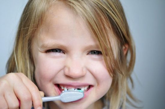  الأسنان الطباشيرية.. دراسة ألمانية تحذر من خطورتها على الأطفال