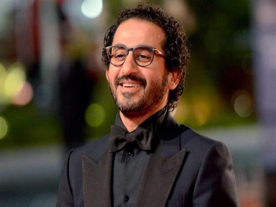 أحمد حلمي يمازح زوجته منى زكي بسبب بوستر فيلم "الصندوق الأسود"