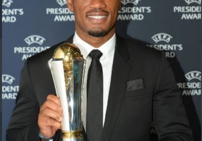 دروجبا يتسلم جائزة رئيس الاتحاد الأوروبي لكرة القدم