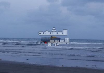 شاهد.. مد بحري يغرق شاحنة في ساحل أبين