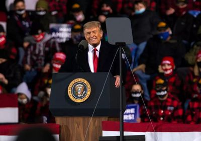 كاتب سعودي يكشف سبب إصابة ترامب بفيروس كورونا