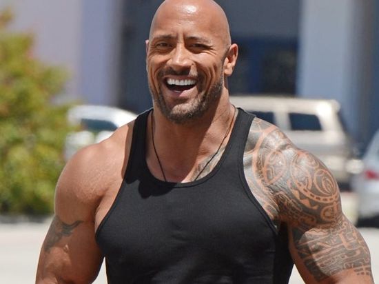 أول ظهور لـ ذا روك بعد إعلان تعافيه وأسرته من فيروس كورونا (فيديو)