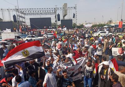 المصريون يحتفلون بذكرى نصر أكتوبر في شوارع القاهرة