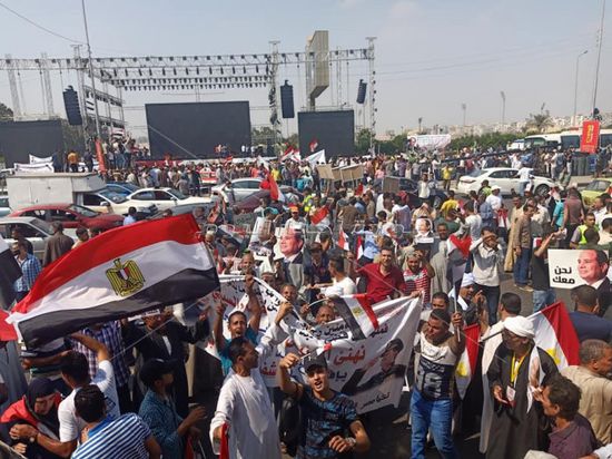 المصريون يحتفلون بذكرى نصر أكتوبر في شوارع القاهرة