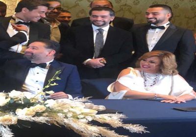 هاني سلامة يمازح أمير شاهين في ليلة زفافه (فيديو)