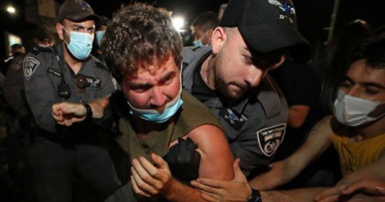 الشرطة الإسرائيلية تعتقل 3 متظاهرين أمام منزل وزير الخارجية