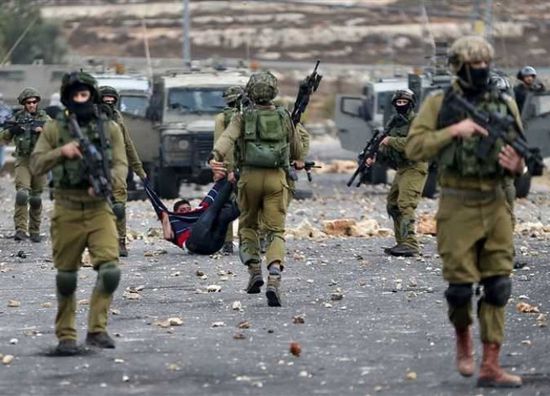 قوات الاحتلال الإسرائيلي  تعتقل شابا  من مدينة الخليل