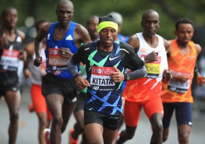 الإثيوبي كيتاتا يفجر مفاجأة ويفوز بسباق ماراثون لندن بعد خسارة كيبتشوج