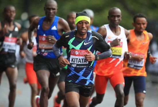 الإثيوبي كيتاتا يفجر مفاجأة ويفوز بسباق ماراثون لندن بعد خسارة كيبتشوج