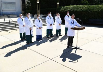 الفريق الطبي: ترامب يتحسن بشكل جيد