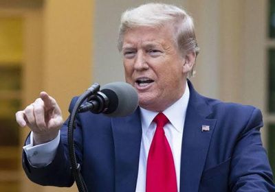 ترامب يعبث رسالة لمناصريه خارج المشفى