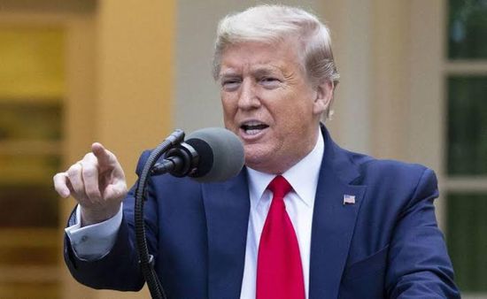 ترامب يعبث رسالة لمناصريه خارج المشفى