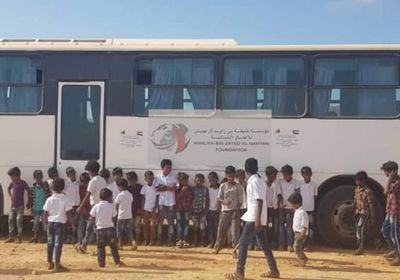 سيرتها "خليفة الإنسانية".. حافلات نقل مدرسية لطلاب سقطرى (صور)