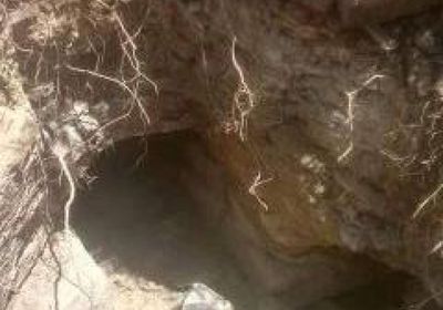 بحثًا عن كنز.. عصابة تنبش ضريحًا في إب (صور)