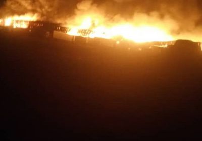 قذائف حوثية تحرق مستودعات "أخوان ثابت" بالحديدة