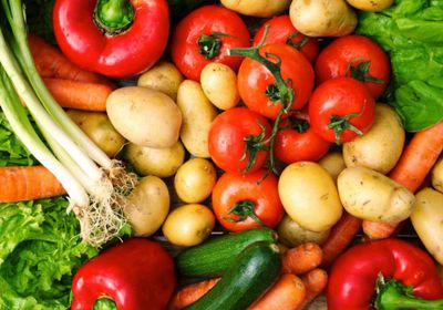 انخفاض الطماطم وارتفاع البطاطس..أسعار الخضروات والفواكه بأسواق عدن