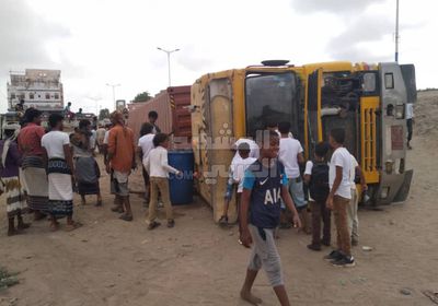 انقلاب قاطرة تحمل إسطوانات غاز بأبين (صور)