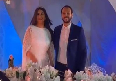 هاني مهنا يودع ابنته بالدموع في عقد قرانها على أحمد خالد صالح (فيديو)