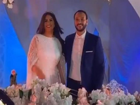 هاني مهنا يودع ابنته بالدموع في عقد قرانها على أحمد خالد صالح (فيديو)