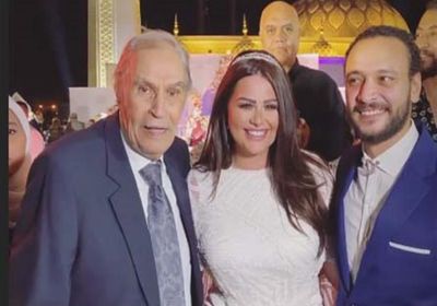 ظهور نادر للنجم عزت العلايلي في عقد قران هنادي مهنا وأحمد خالد صالح