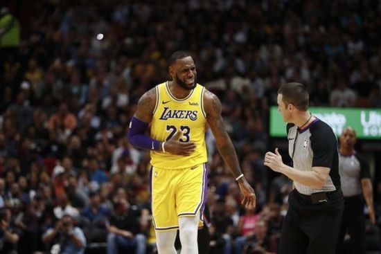 ليكرز يهزم ميامي هيت ويقف على بعد انتصار واحد من التتويج بلقب دوري السلة الأمريكي