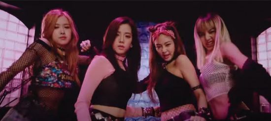 طرح إعلان الفيلم الوثائقي لفريق Blackpink