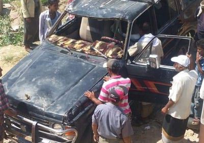 بالصور.. انقلاب سيارة على طريق في القبيطة