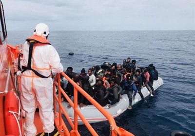 إسبانيا تنقذ مغربيين كانا على متن قارب