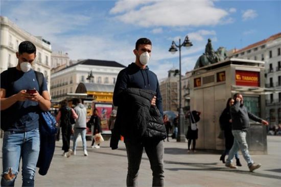 إسبانيا تطالب مدريد بتطبيق قيود السفر