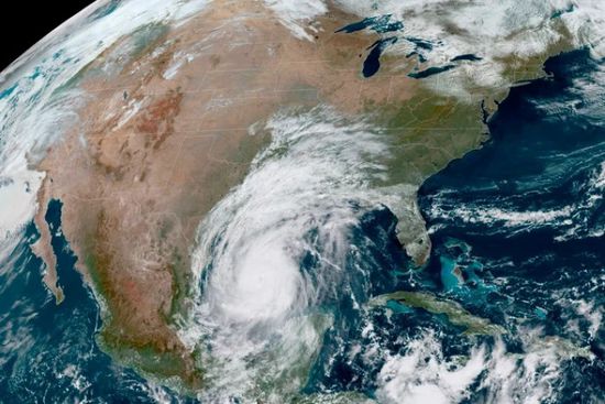 إعصار دلتا يوقف 92% من إنتاج النفط الأمريكي بخليج المكسيك