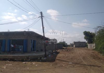 أعمدة الكهرباء تُهدد حياة المارة بجعار (صور)