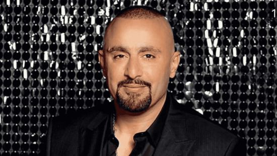 أحمد السقا يستعرض مهاراته في ركوب الخيل ويمازح أصدقائه (فيديو)