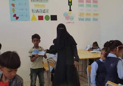 "خليفة الإنسانية" توزع الكتب المدرسية على طلاب حديبو