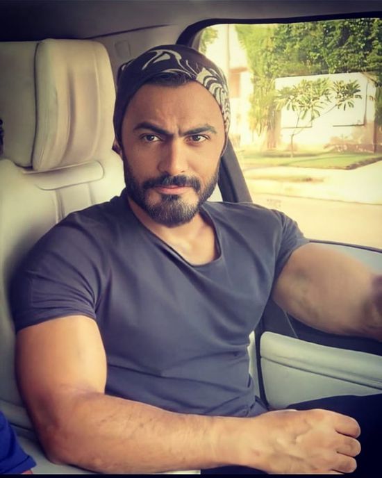 بالفيديو.. موقف كوميدي يجمع بين تامر حسني ومعجب