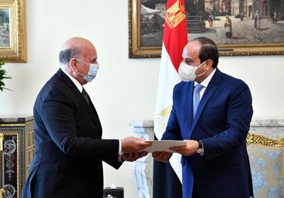 وزير الخارجية العراقي يسلم الرئيس المصري رسالة من الكاظمي 