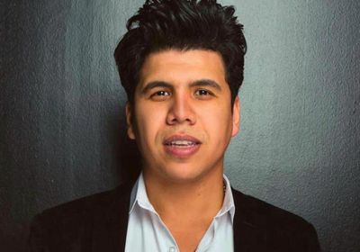 عمر كمال يتسلم درع "يوتيوب" الذهبي 