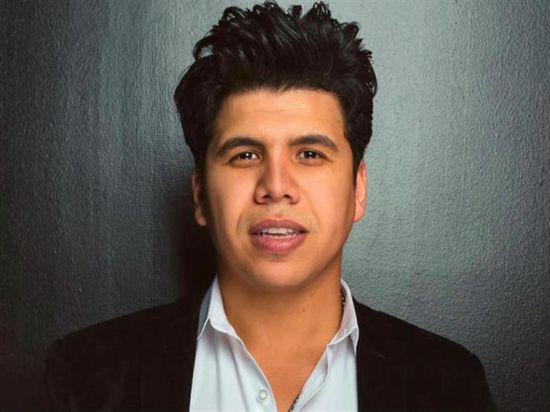 عمر كمال يتسلم درع "يوتيوب" الذهبي 