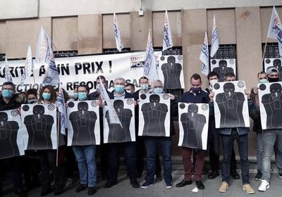 الشرطة الفرنسية ترقع شعار: "الشرطة تحت الهجوم والمواطنون في خطر"