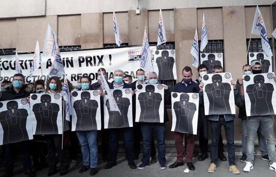 الشرطة الفرنسية ترقع شعار: "الشرطة تحت الهجوم والمواطنون في خطر"