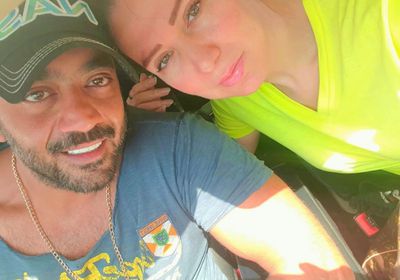 بعد عودتهما.. أحمد فلوكس لزوجته :أدركت إني كنت بلا حياة