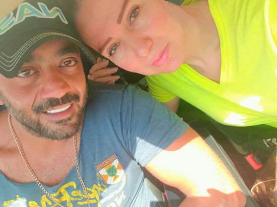 بعد عودتهما.. أحمد فلوكس لزوجته :أدركت إني كنت بلا حياة