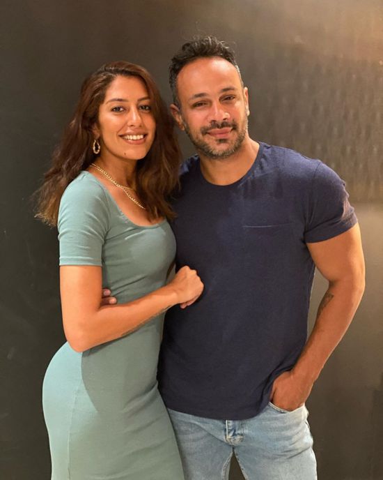 محمد عطية يعلن ارتباطه بالمذيعة ميرنا الهلباوي