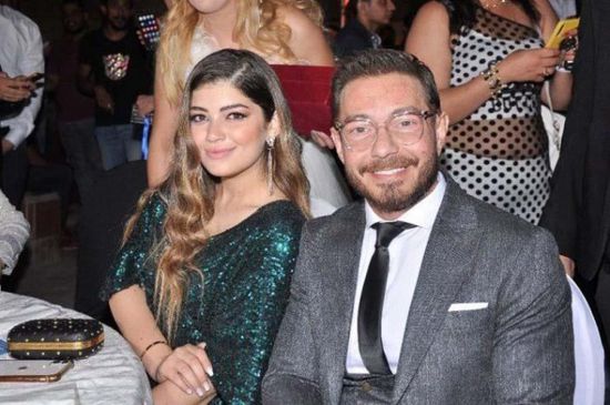 بالفيديو.. أحمد زاهر ينفعل على أحد المعجبين بسبب ابنته ليلى