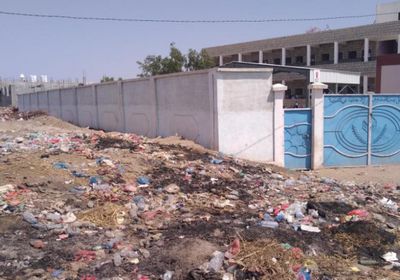 أكوام المخلفات تحاصر أسوار مدرسة عمار بالحوطة