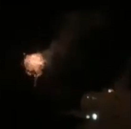 الألعاب النارية تغطي سماء عدن احتفالا بذكرى "14 أكتوبر"