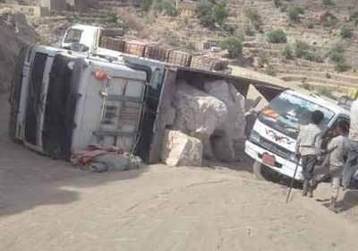 انقلاب شاحنة يُعطل حركة طريق هيجة العبد بتعز
