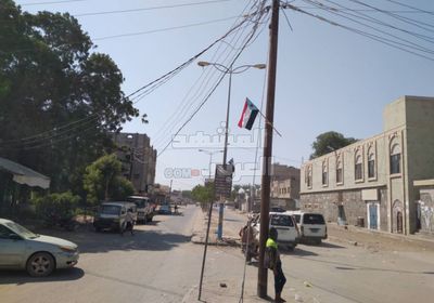 احتفالًا بذكرى الثورة.. شوارع خنفر تتزين بأعلام الجنوب (صور)