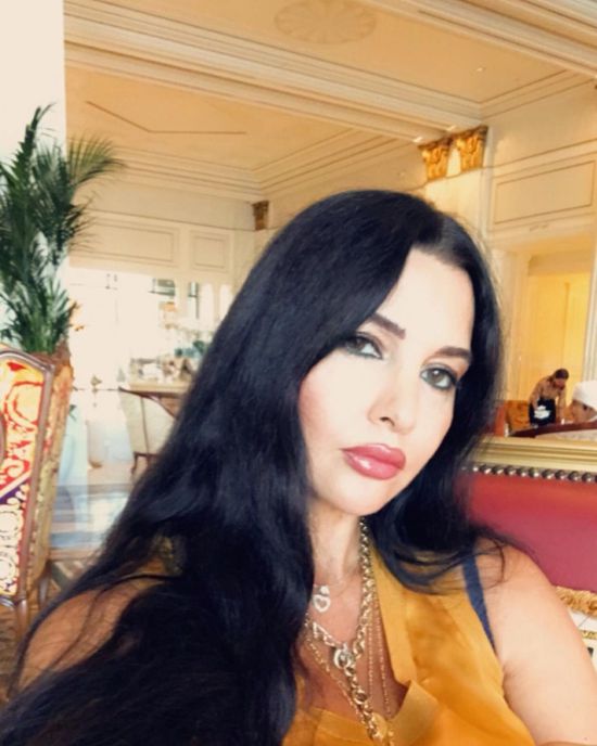 لاميتا فرنجية أنيقة في أحدث جلسة تصوير