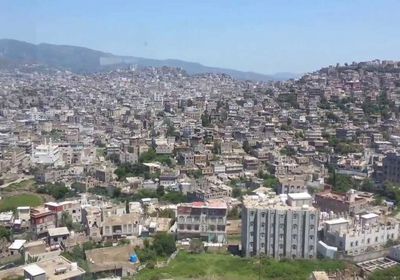 قيادي حوثي يستغل موظفي إب في الحشد للجبهات