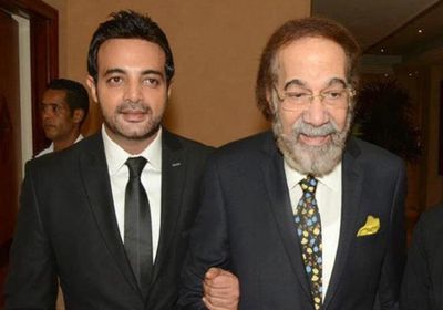 بكلمات مؤثرة.. عمرو محمود ياسين ينعي والده الراحل